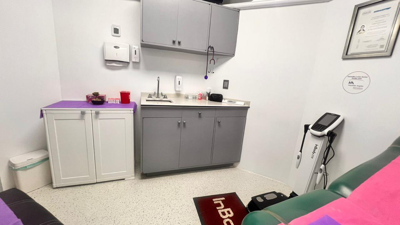 Área de recepción de las instalaciones médicas en CDMX