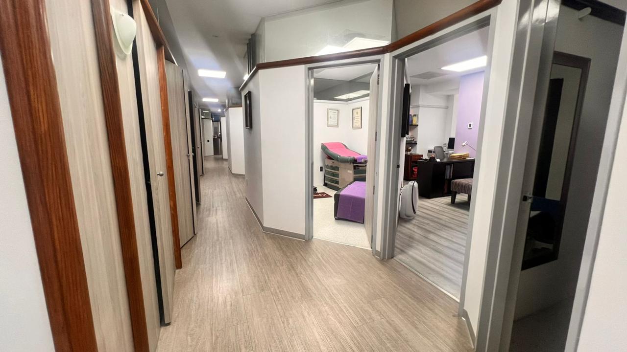 Pasillo interior de las instalaciones médicas en CDMX