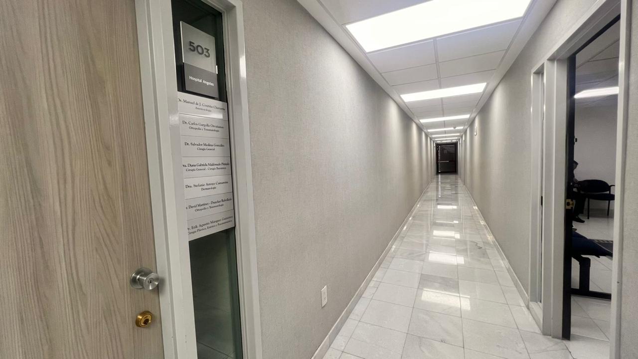 Pasillo de acceso de las instalaciones médicas en CDMX